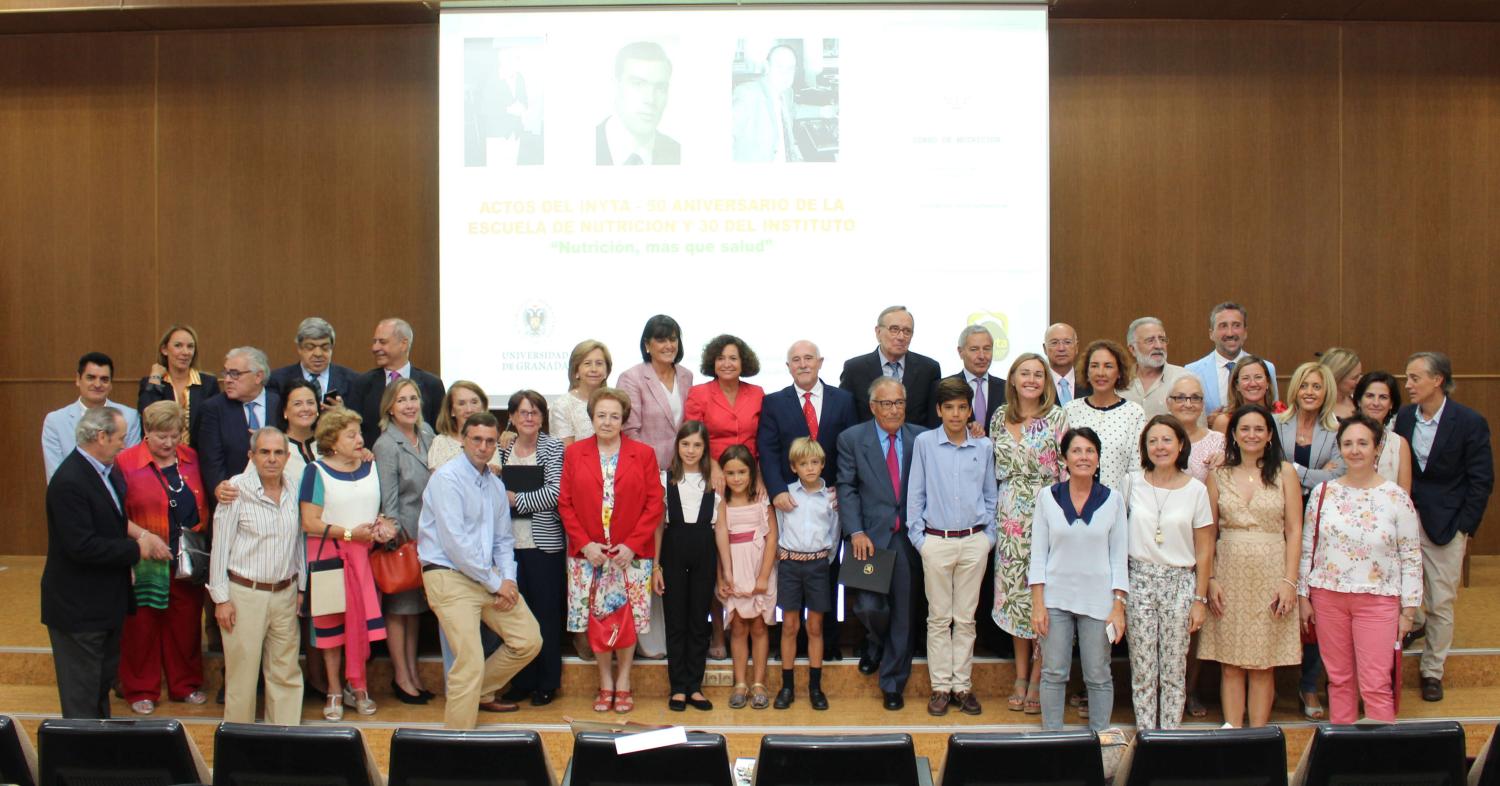 Participantes y asistentes al acto del 50 Aniversario de la Escuela de Nutrición